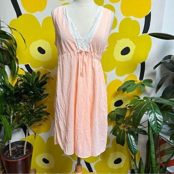 Lovely Vintage 1960s Peach Lace Trim Pin-Up Nylon Slip Nightgown - Picture 4 of 8